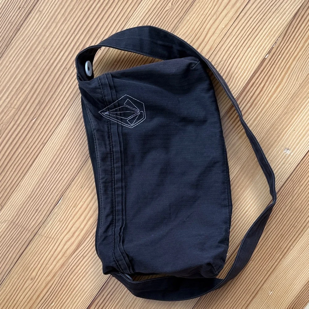 black Volcom crossbody bag preloved - Picture 6 of 6